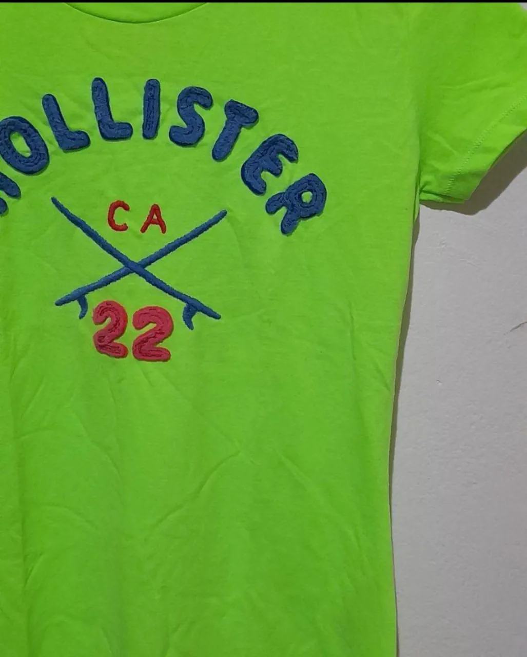 Remera Hollister · Talle M