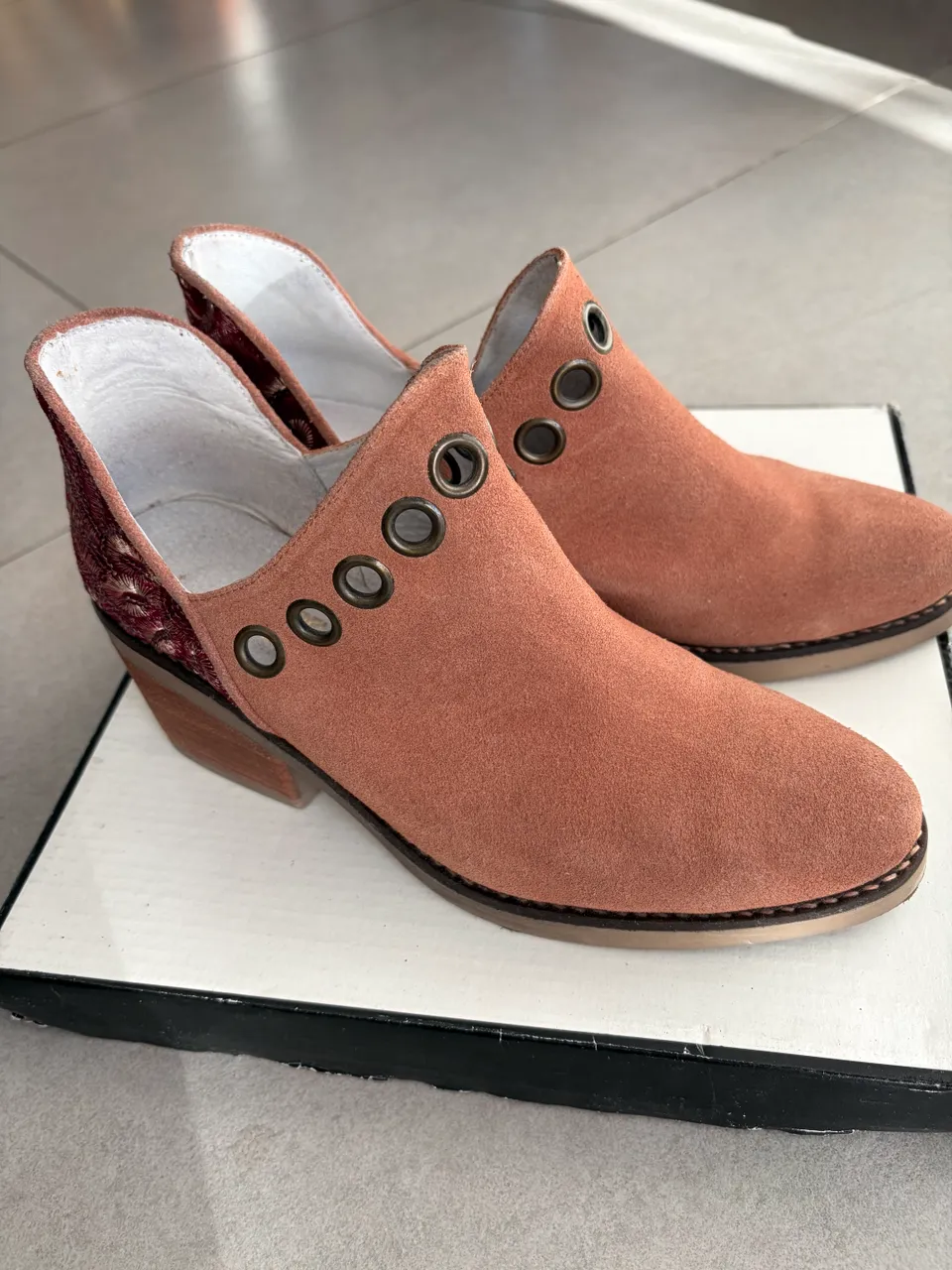 Botines A ≠ - imagen 1