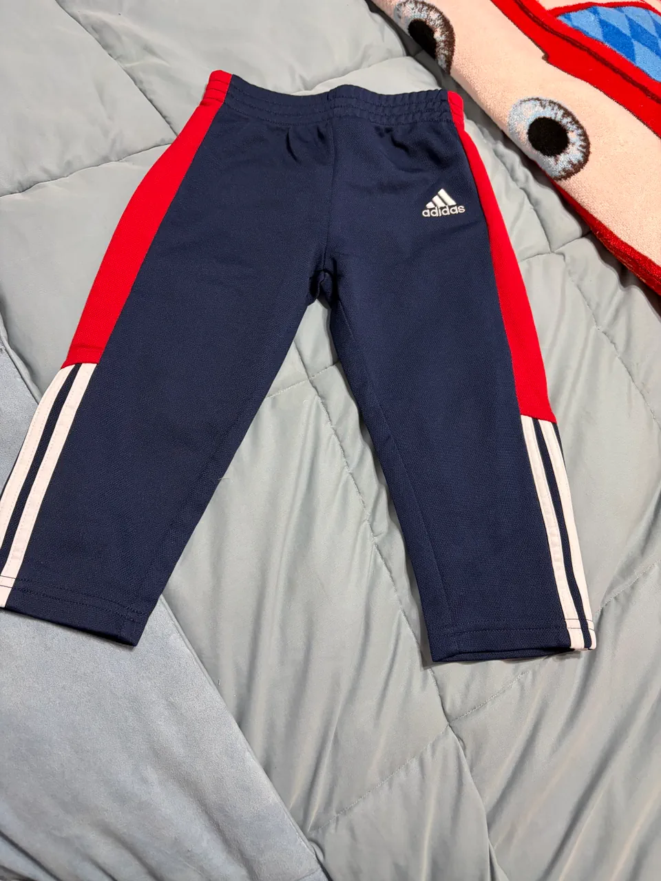 Pantalón adidas · Talle 18–24 meses / 86 cm