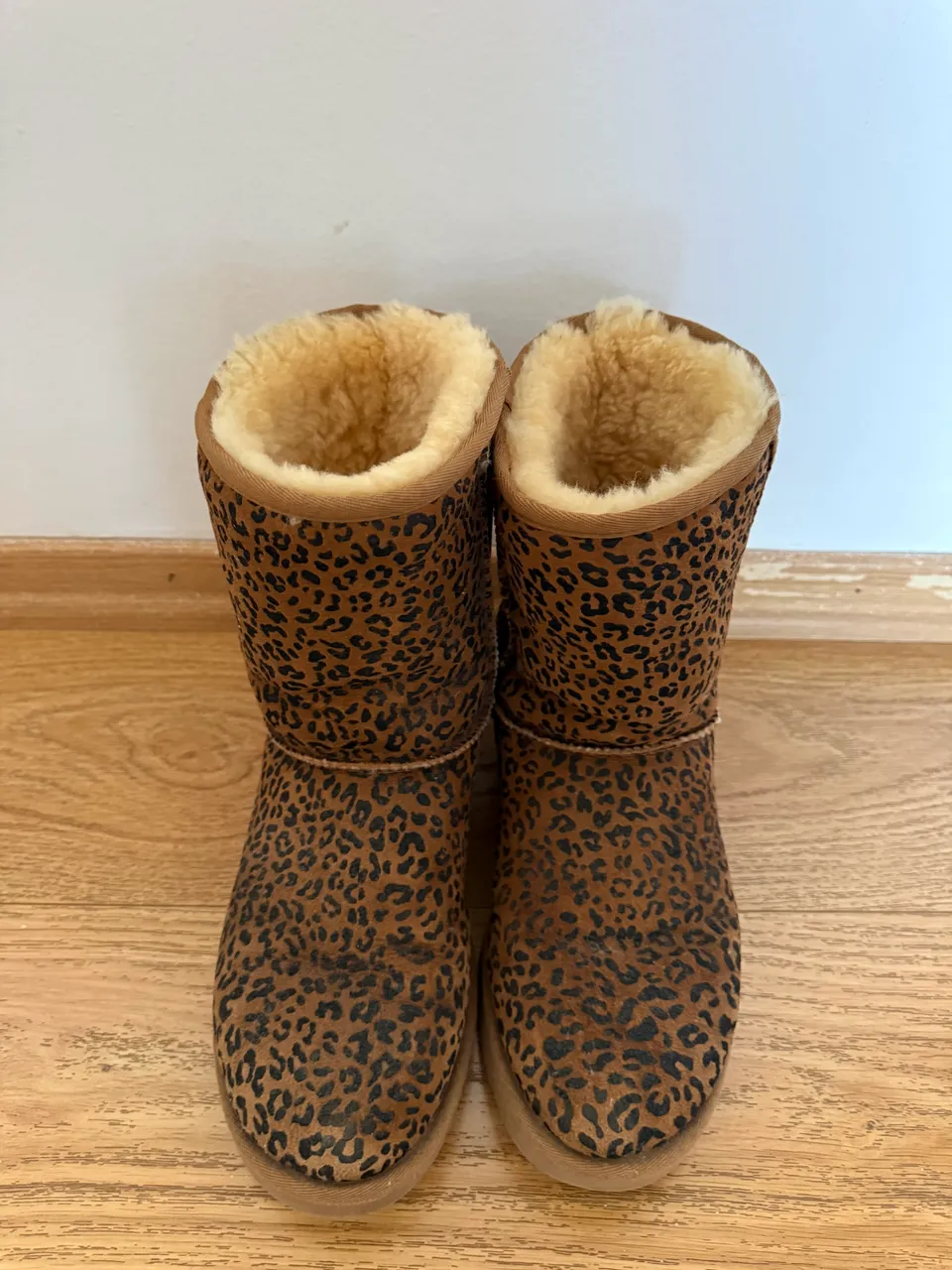 UGG · Talle AR 42