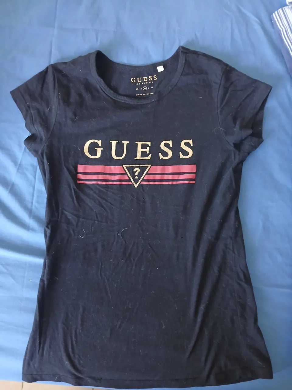 Remera GUESS · Talle M