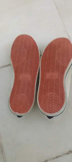 adidas · Talle AR 42