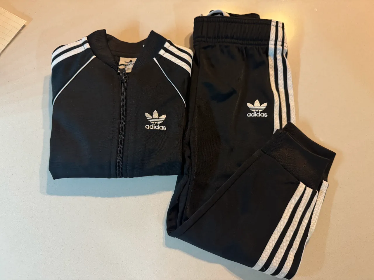 Conjunto para gemelos adidas · Talle 4 años / 104 cm