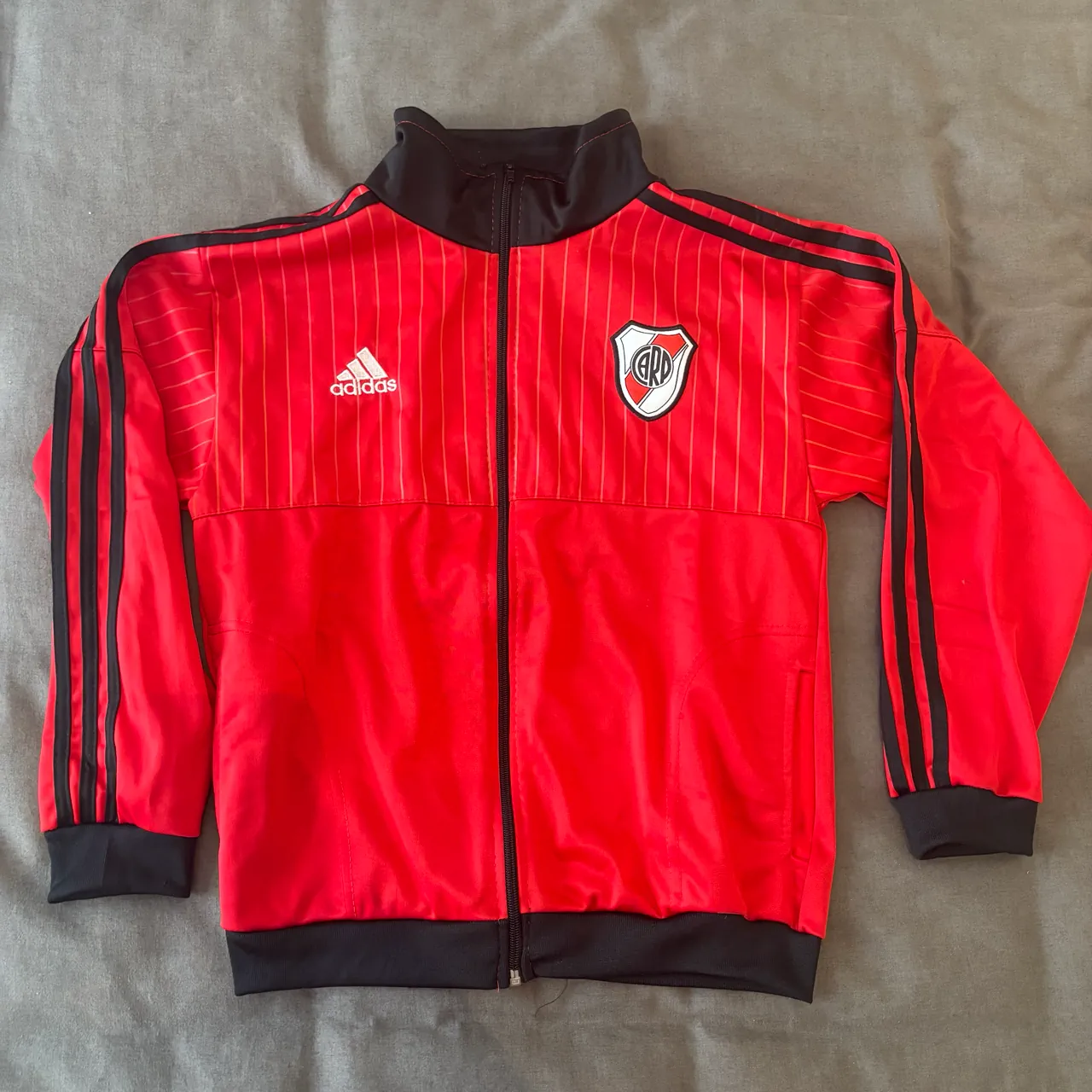 Campera adidas · Talle 8 años / 128 cm