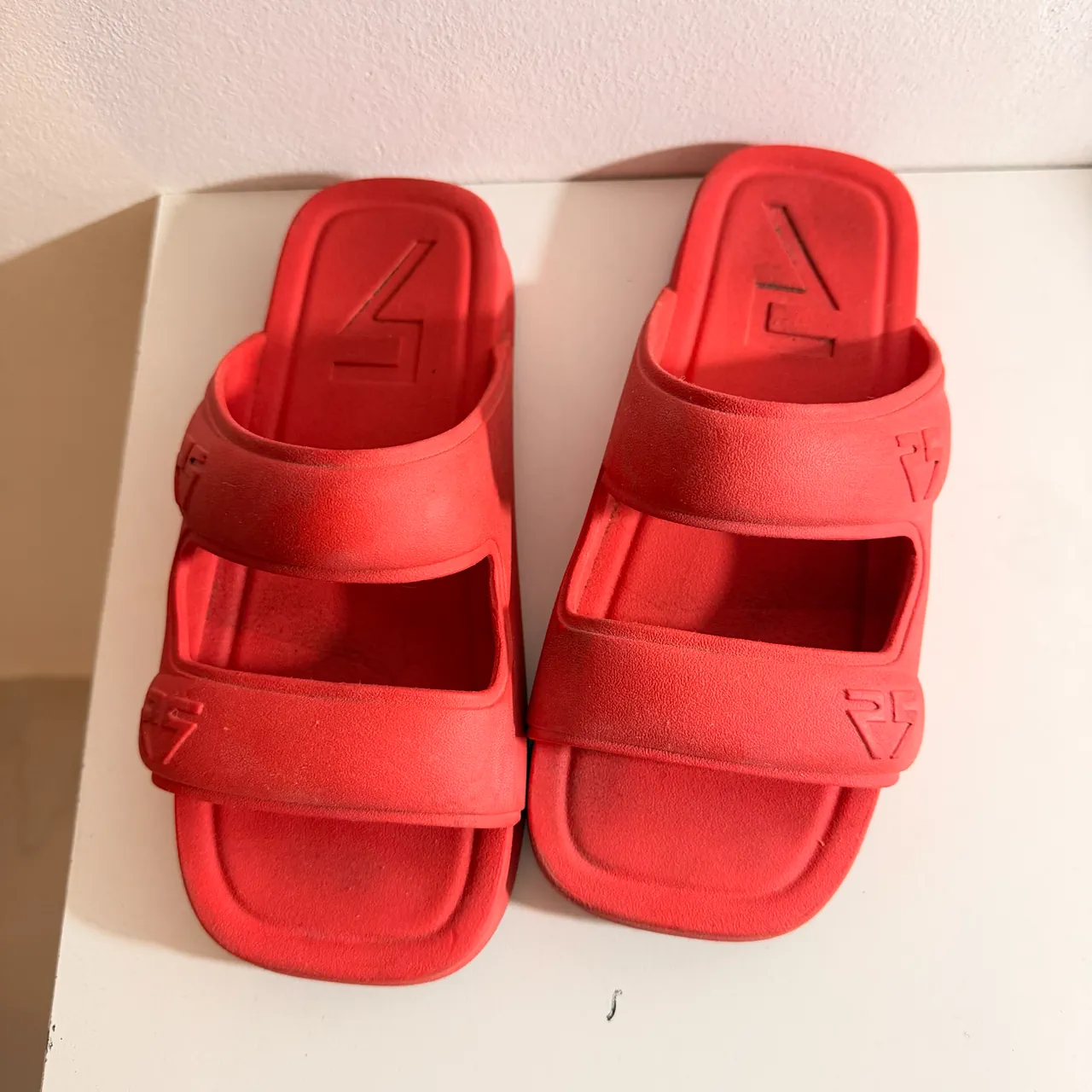 Ojotas Sarkany - imagen 1