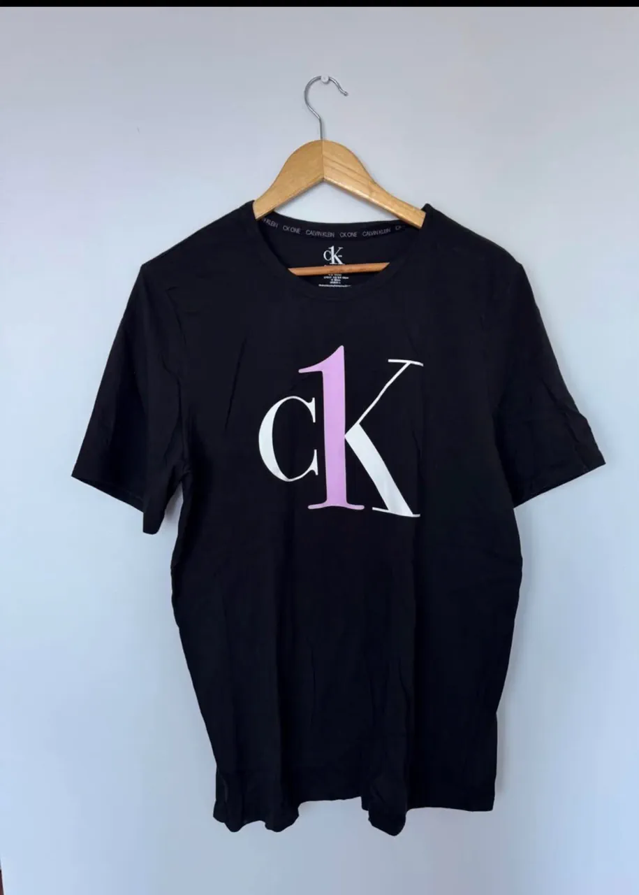 Remera Calvin Klein · Talle L