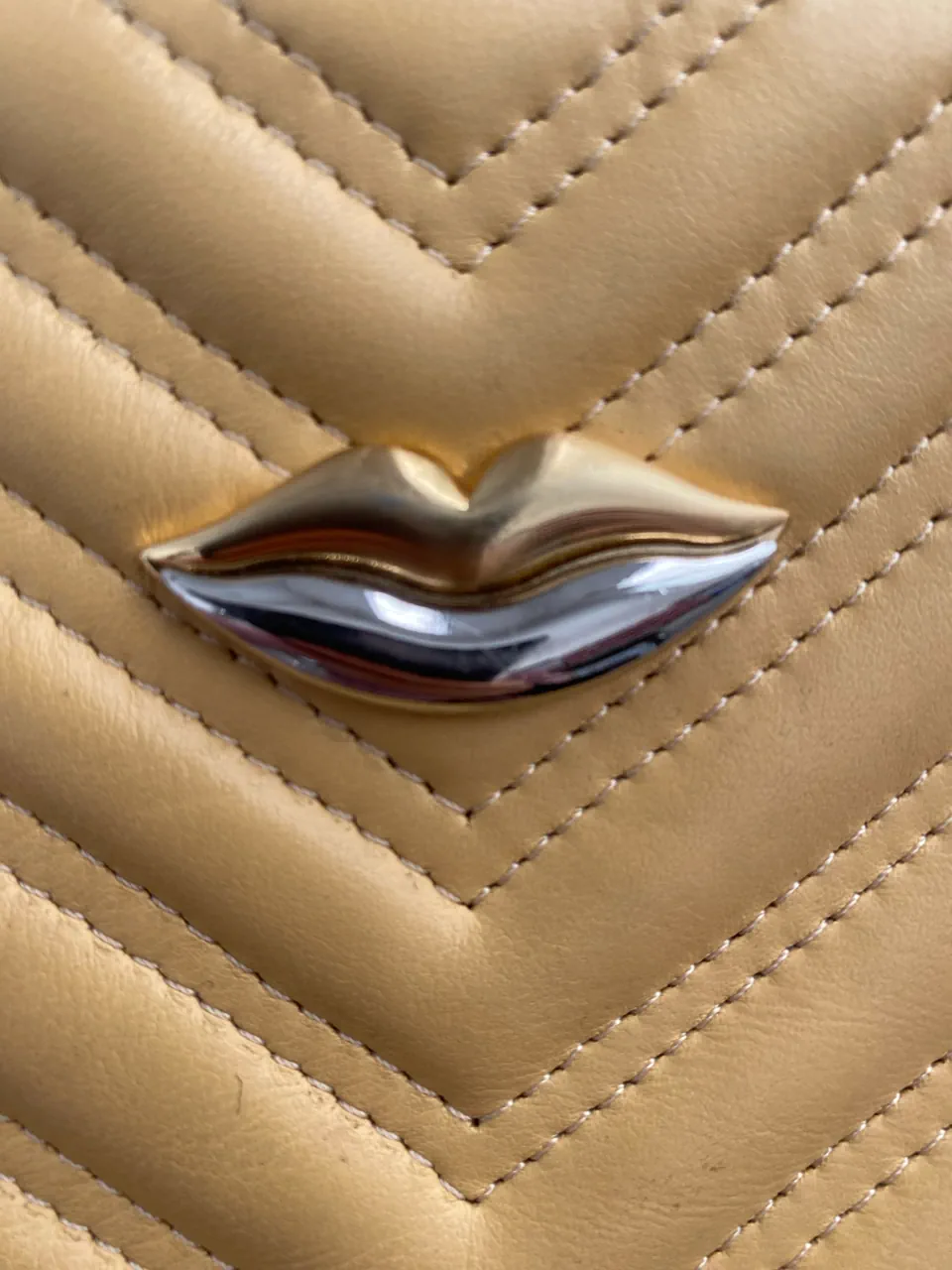 Cartera Jazmín Chebar