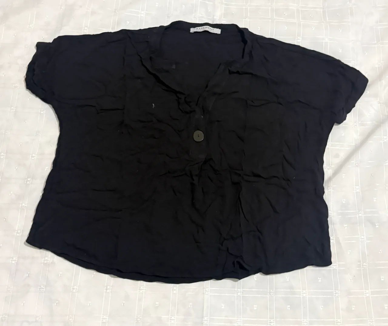 Remera Basement · Talle L