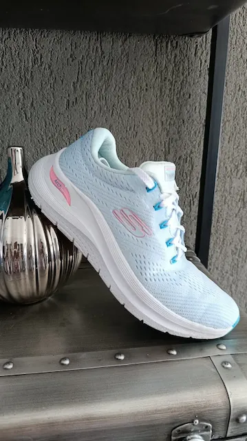 Skechers · Talle AR 38