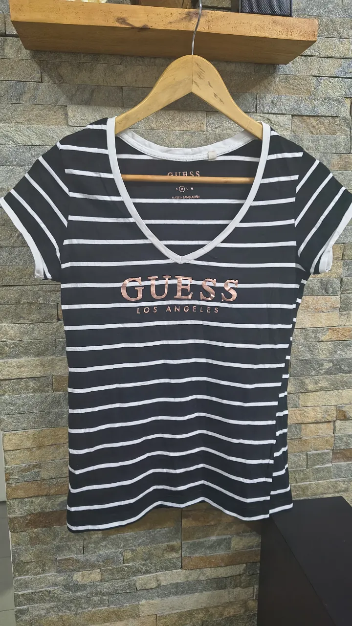 Remera GUESS · Talle M