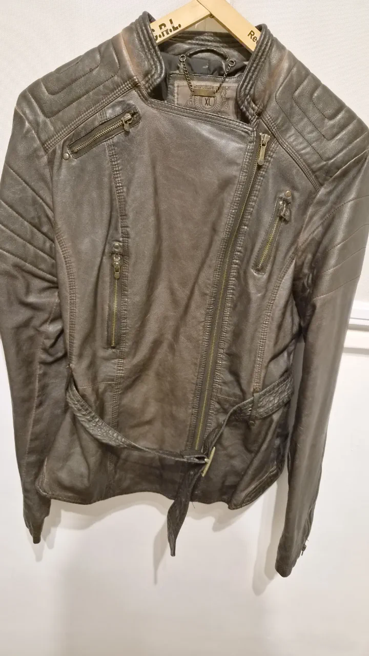 Campera Ojo rojo · Talle XL
