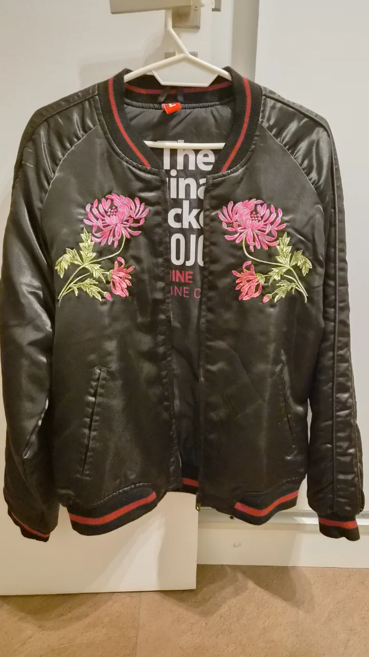 Campera Ojo rojo · Talle L