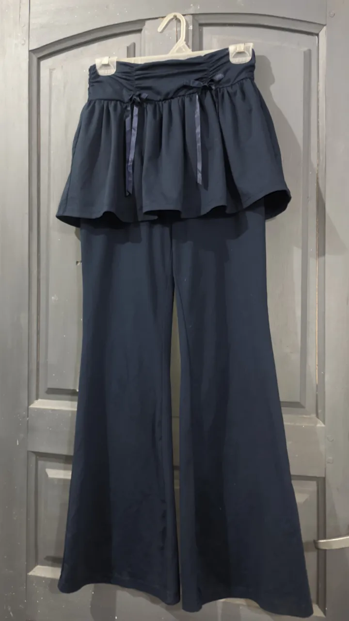 Pantalón con pollera superpuesta azul marino. El pantalón es ancho y acampanado. 
66 cm de cintura
101 de largo