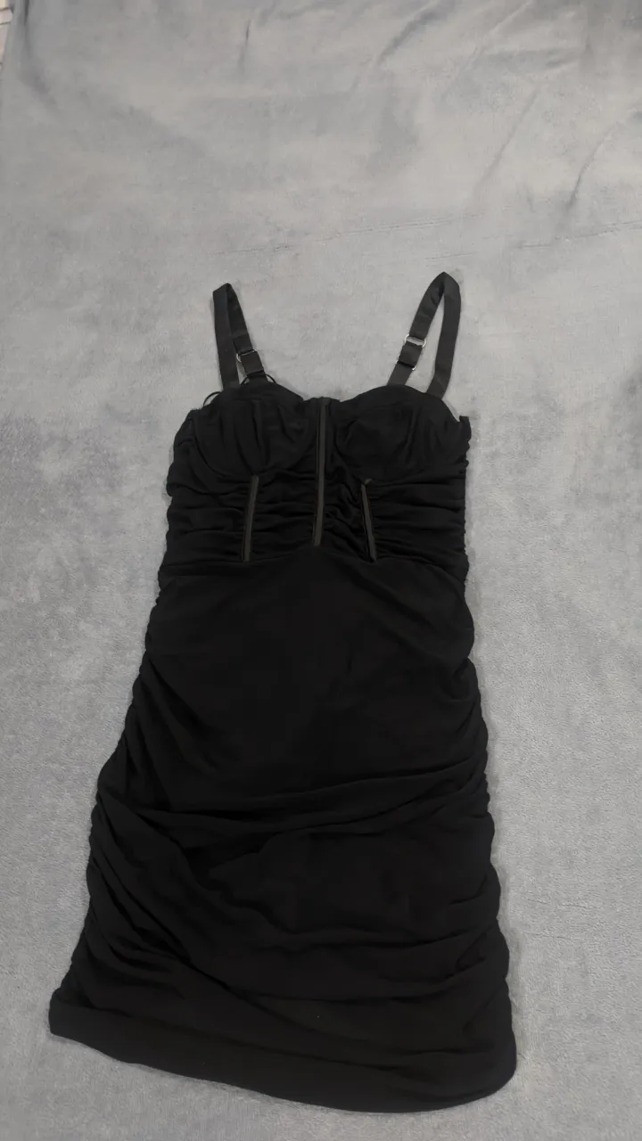 Vestido negro estilo corset con breteles finos regulables y tul con frunce. Cierre trasero. Posee body con broches inferiores.
Pocos usos