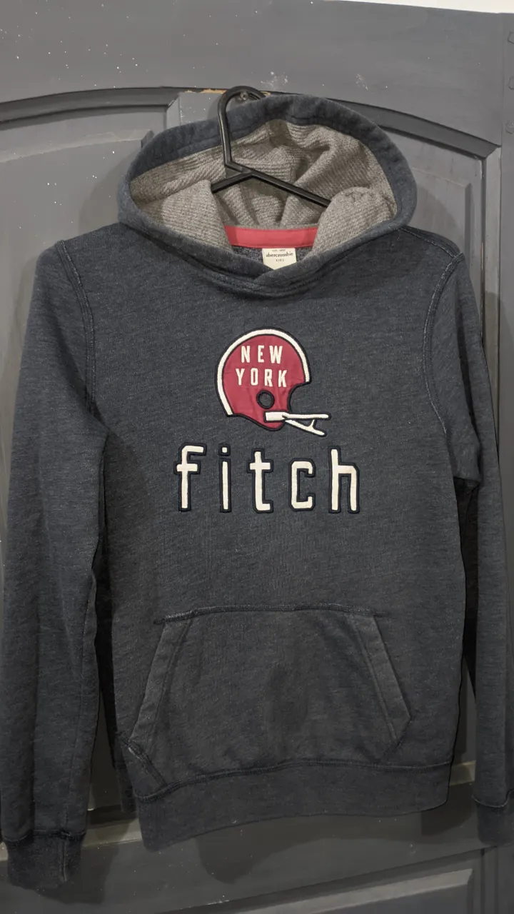 Buzo gris oscuro con capucha