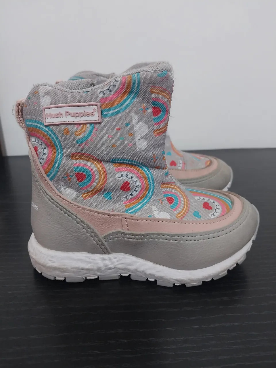 Botitas de invierno para niña con estampa de arcoíris y unicornios. Cierre lateral para facilitar el calce. Marca Hush Puppies. impermeables , sirven para la nieve.