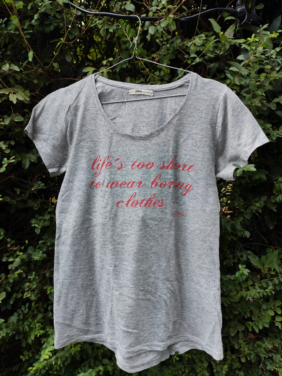 Remera gris de algodón con estampa