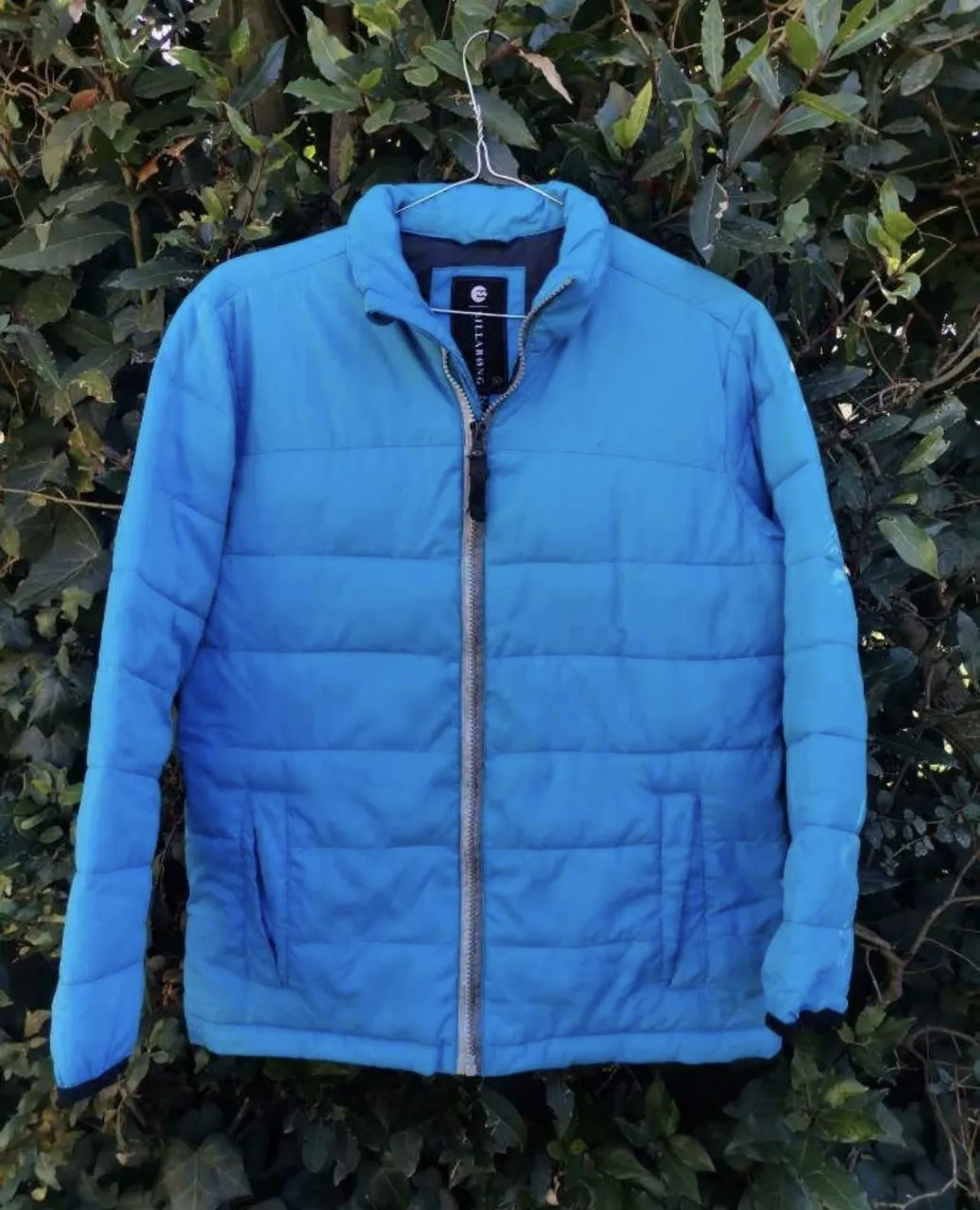 Campera acolchada azul vibrante, ideal para mantenerte abrigado con estilo. Perfecta para el día a día o para actividades al aire libre.