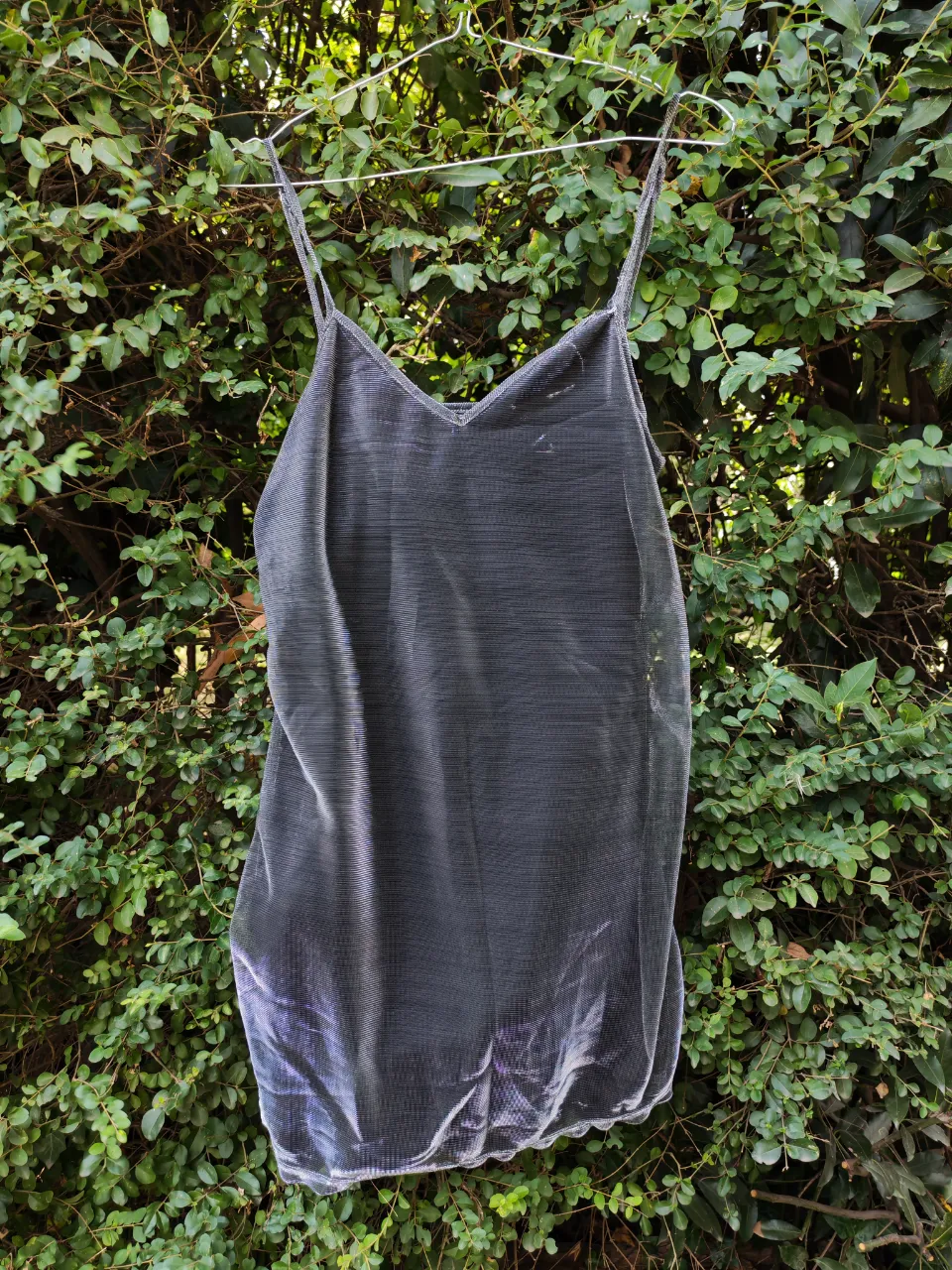 Vestiso plateado con brillos, ideal para salir o para un look de fiesta. Su diseño delicado y tela liviana lo hacen perfecto para complementar tu outfit. Con tiras regulables y doble tela