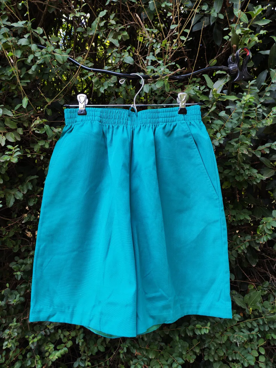 Shorts de color turquesa, ideales para el día a día o para actividades deportivas. Cuentan con cintura elastizada y bolsillos laterales para mayor comodidad. Perfectos para un look casual y fresco.