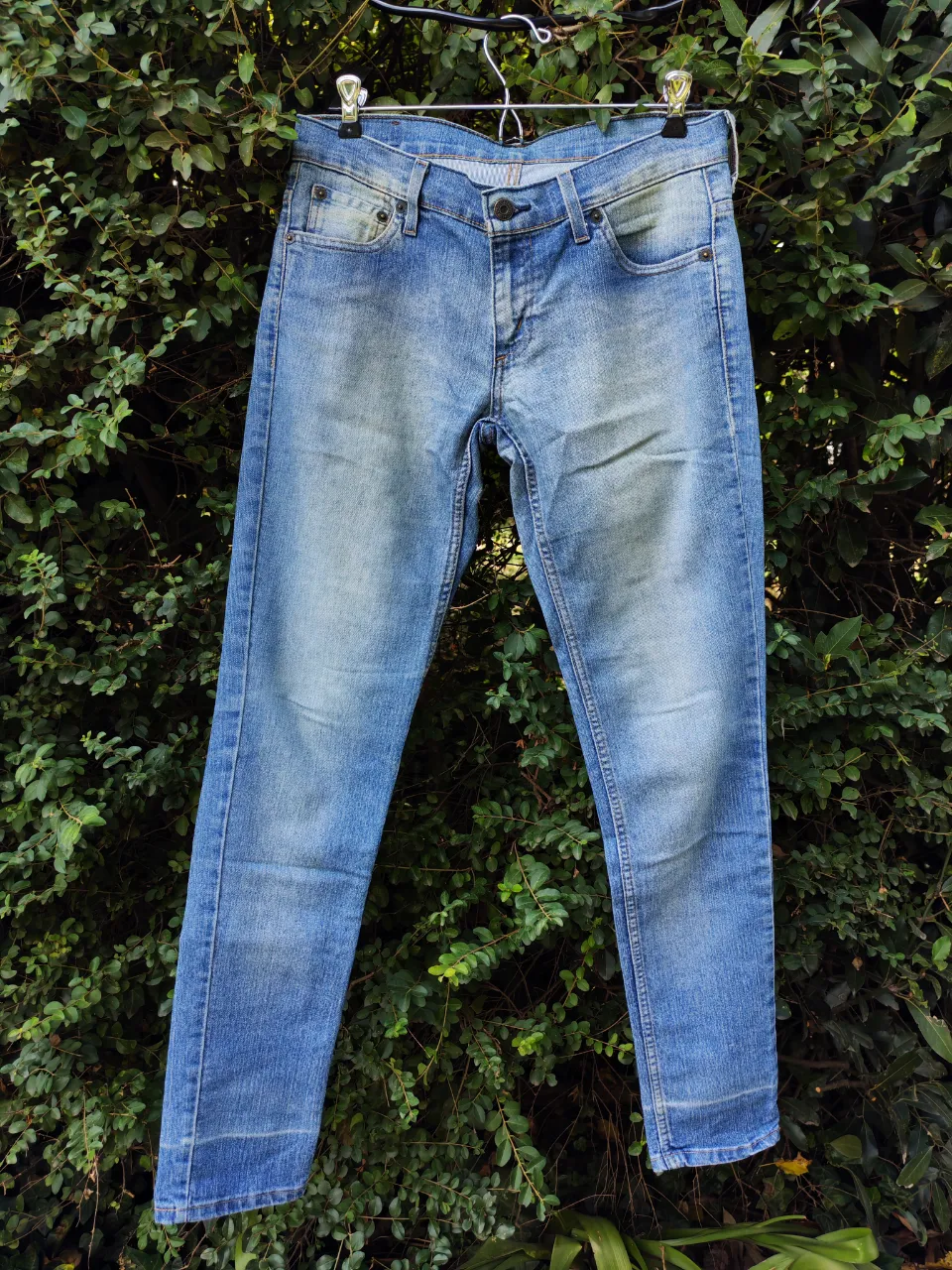 Jeans Levi's, corte recto, color azul clásico con detalles de desgaste sutiles. Perfectos para un look casual y moderno.