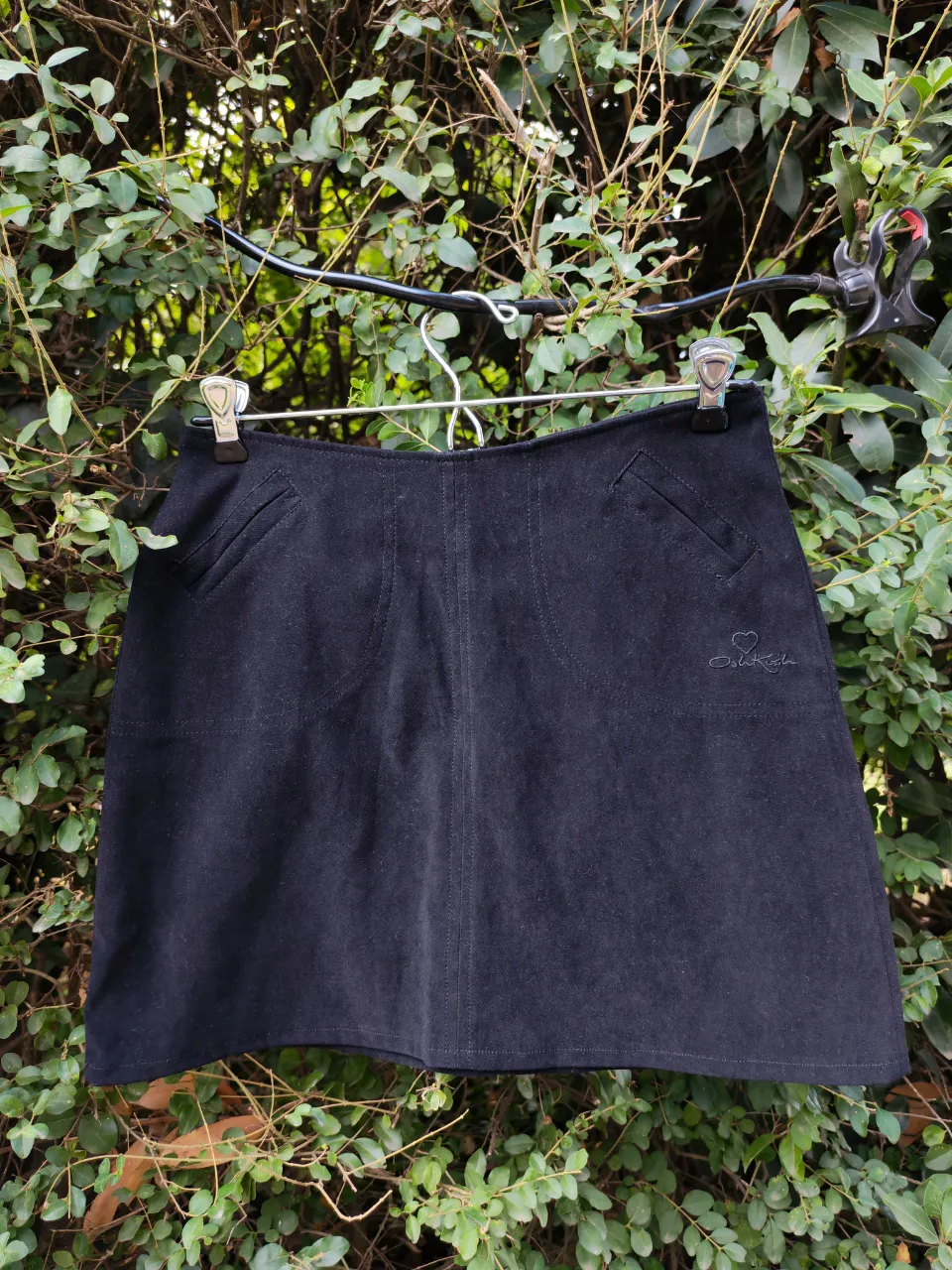 Pollera negra de OshKosh. Perfecta para el día a día o para un look casual y cómodo. Su diseño clásico la hace versátil y fácil de combinar.