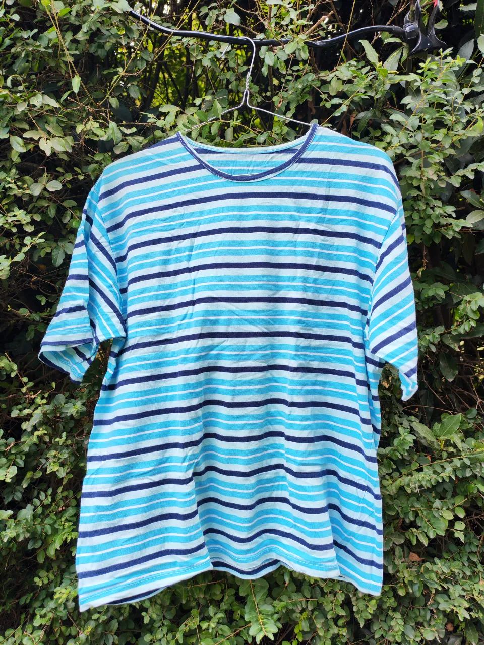 Remera a rayas azules y blancas, ideal para un look casual y fresco. Perfecta para los días de primavera y verano.