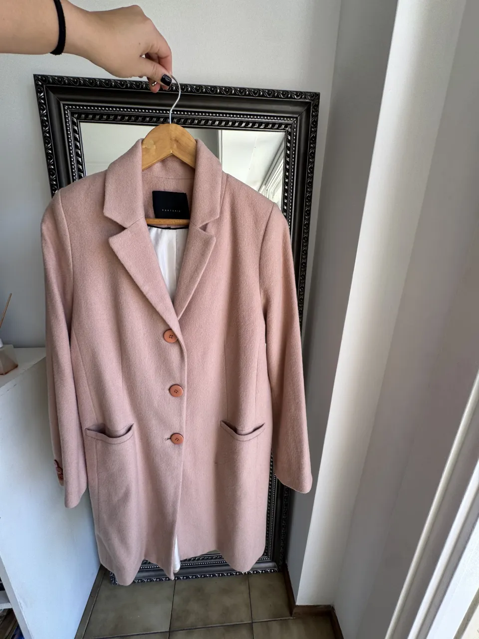 Tapado rosa claro con tres botones al frente y bolsillos laterales. Cuello solapa. Paño. Talle M. Marca Portsaid