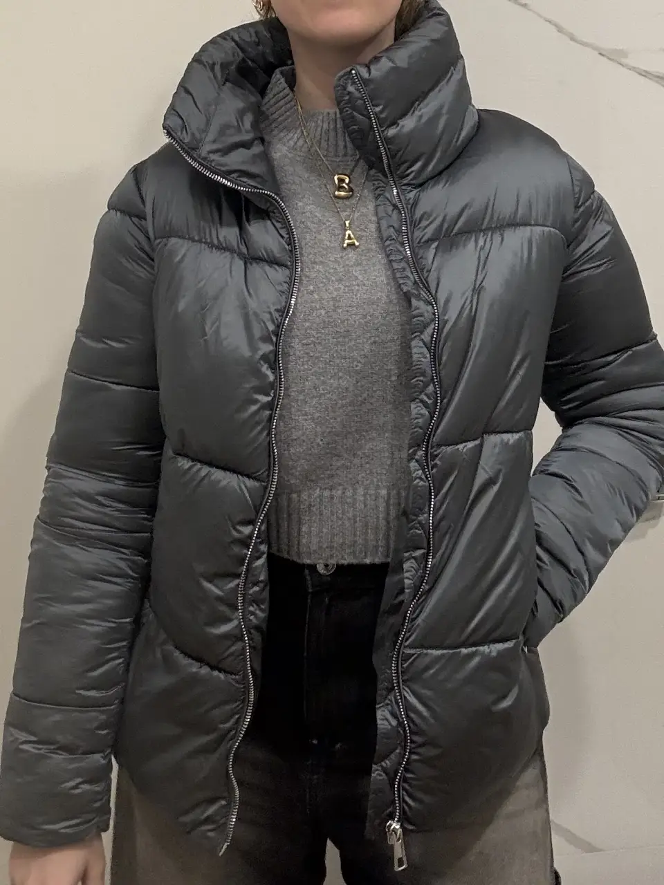 Campera de pluma gris oscuro petroleo de la marca MNG, ideal para el invierno. Con cuello alto, cierre y bolsillos. Talle M.