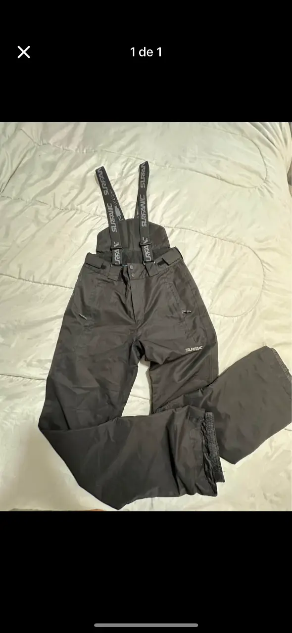 Pantalón de esquí negro con tirantes ajustables y el logo de la marca SURFANIC. Ideal para la nieve y deportes de invierno.