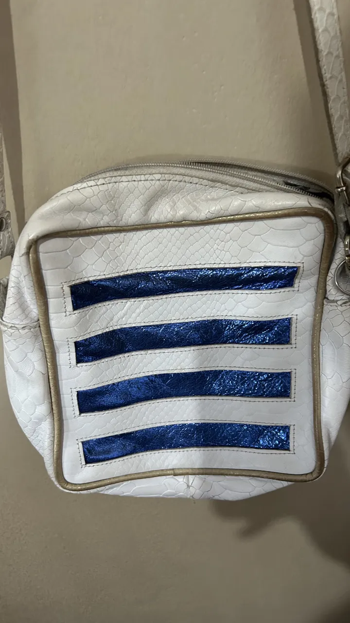 Cartera blanca con diseño de franjas azules y detalles dorados. De cuero! 