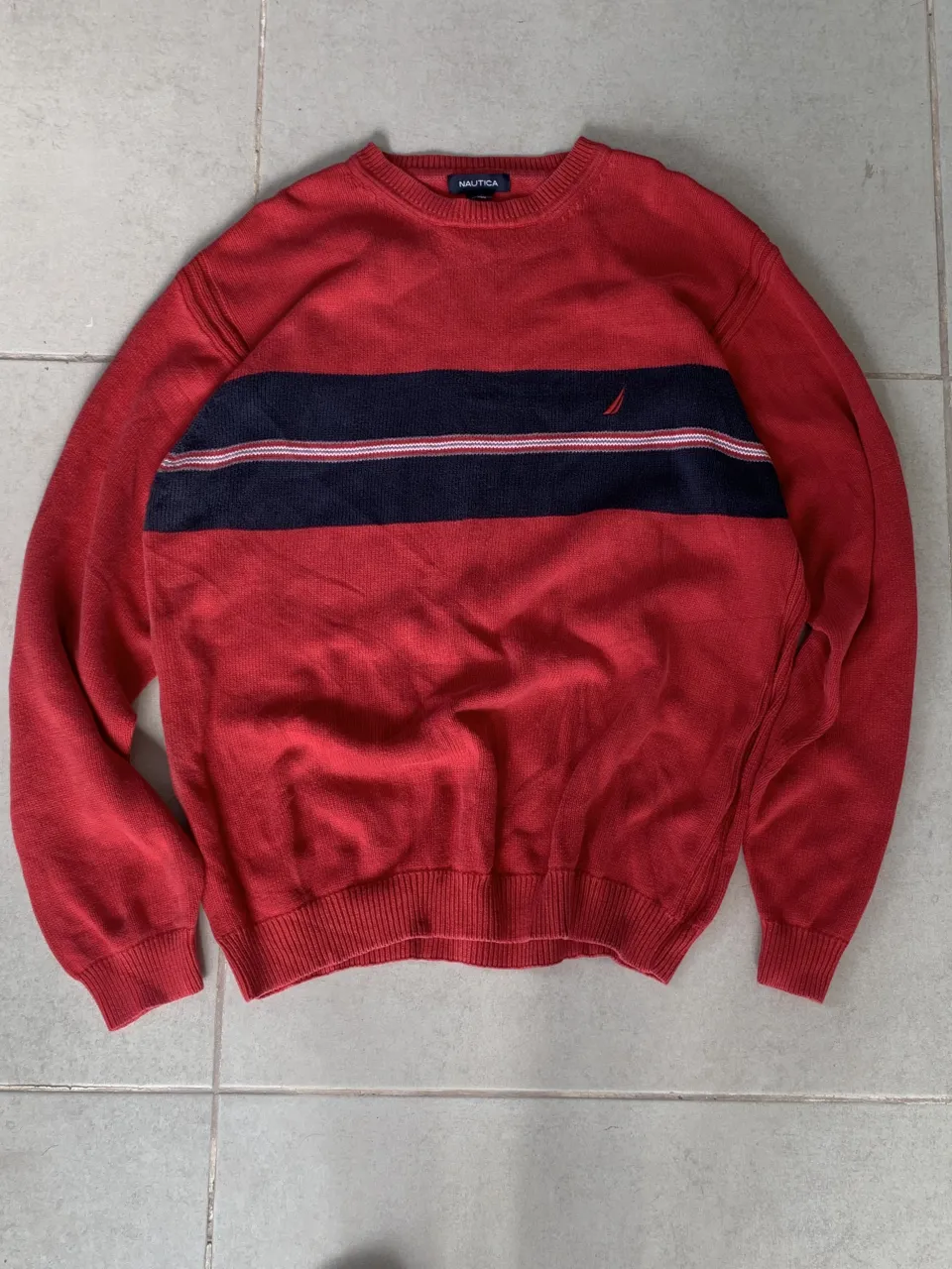 Pulóver de lana rojo con franjas horizontales azul marino y blancas. Ideal para un look casual y cómodo.