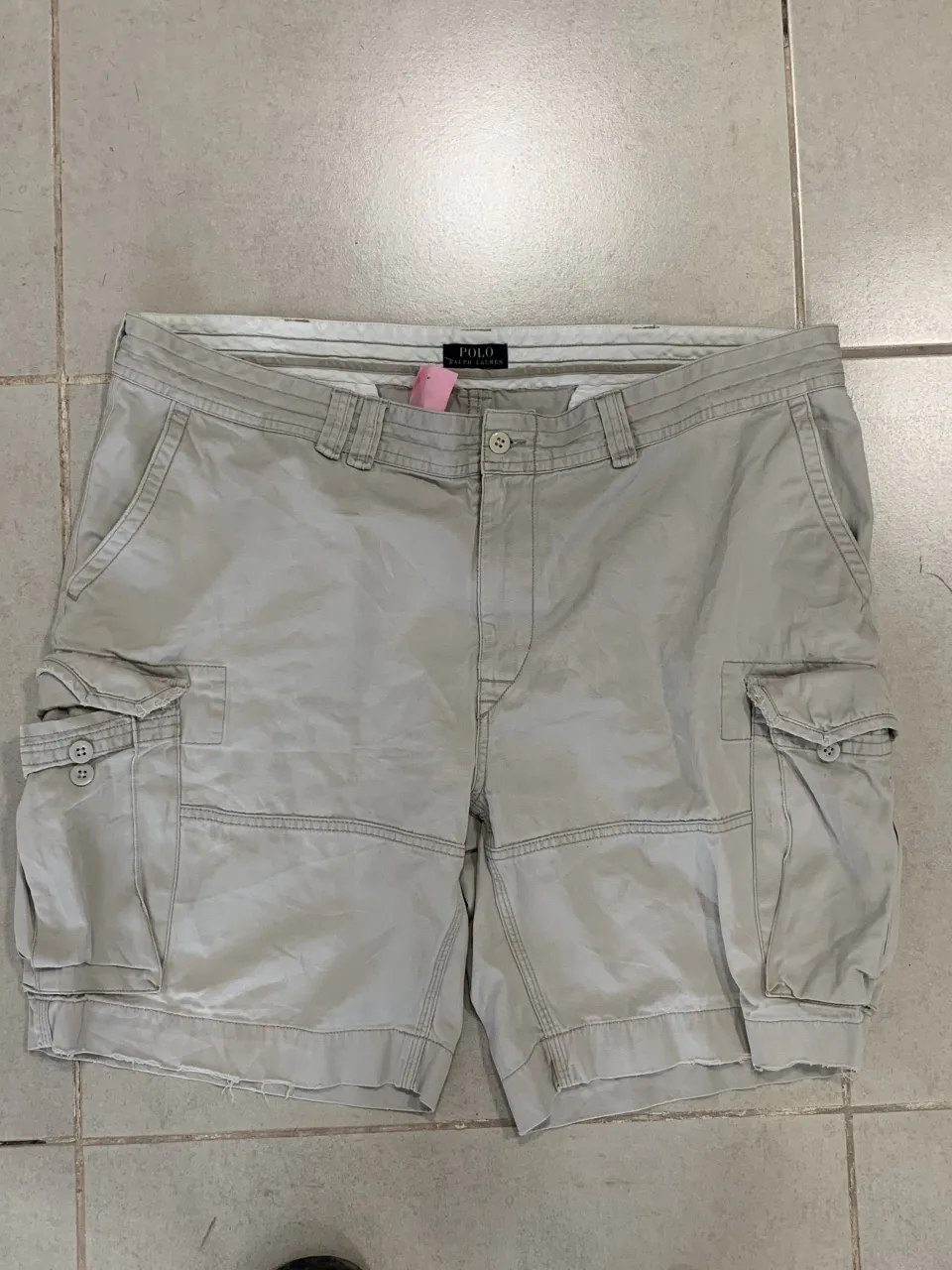Shorts de cargo color beige, marca Polo Ralph Lauren. Con múltiples bolsillos funcionales y detalles de costura.