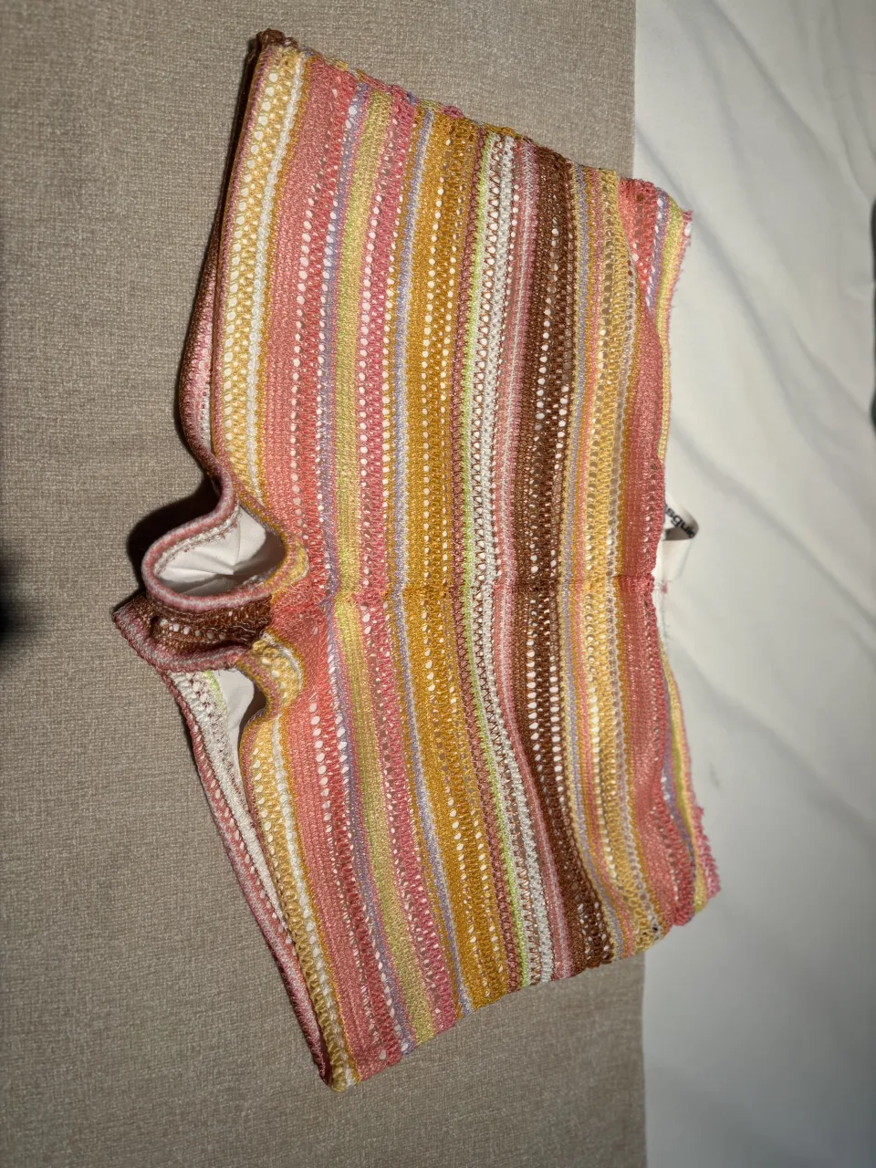 Shorts de tejido a rayas multicolor con cintura elástica.