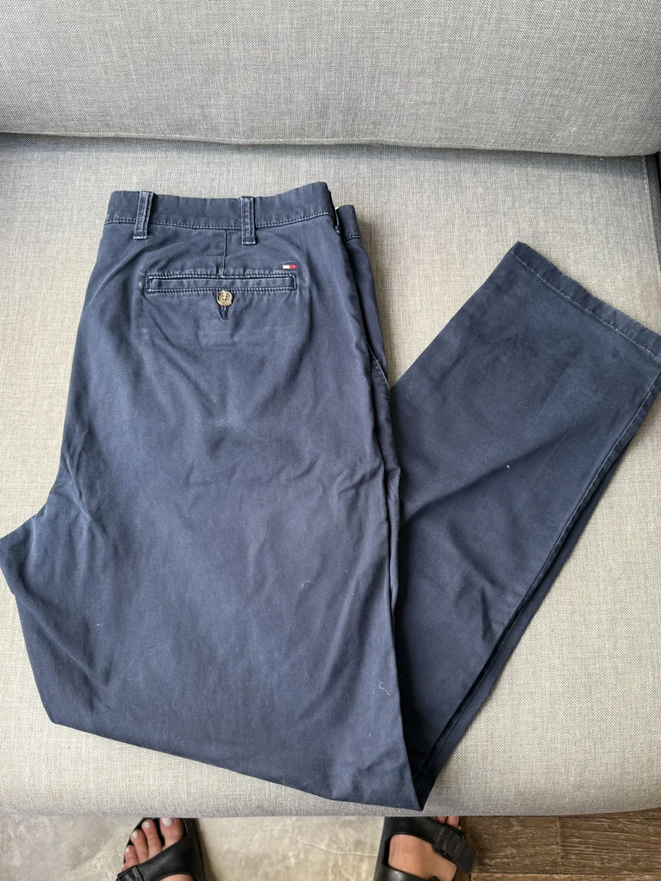 Pantalón de vestir azul marino de la marca Tommy Hilfiger. Posee un bolsillo trasero con un botón y el logo de la marca en la etiqueta. 38/32 slim
fit