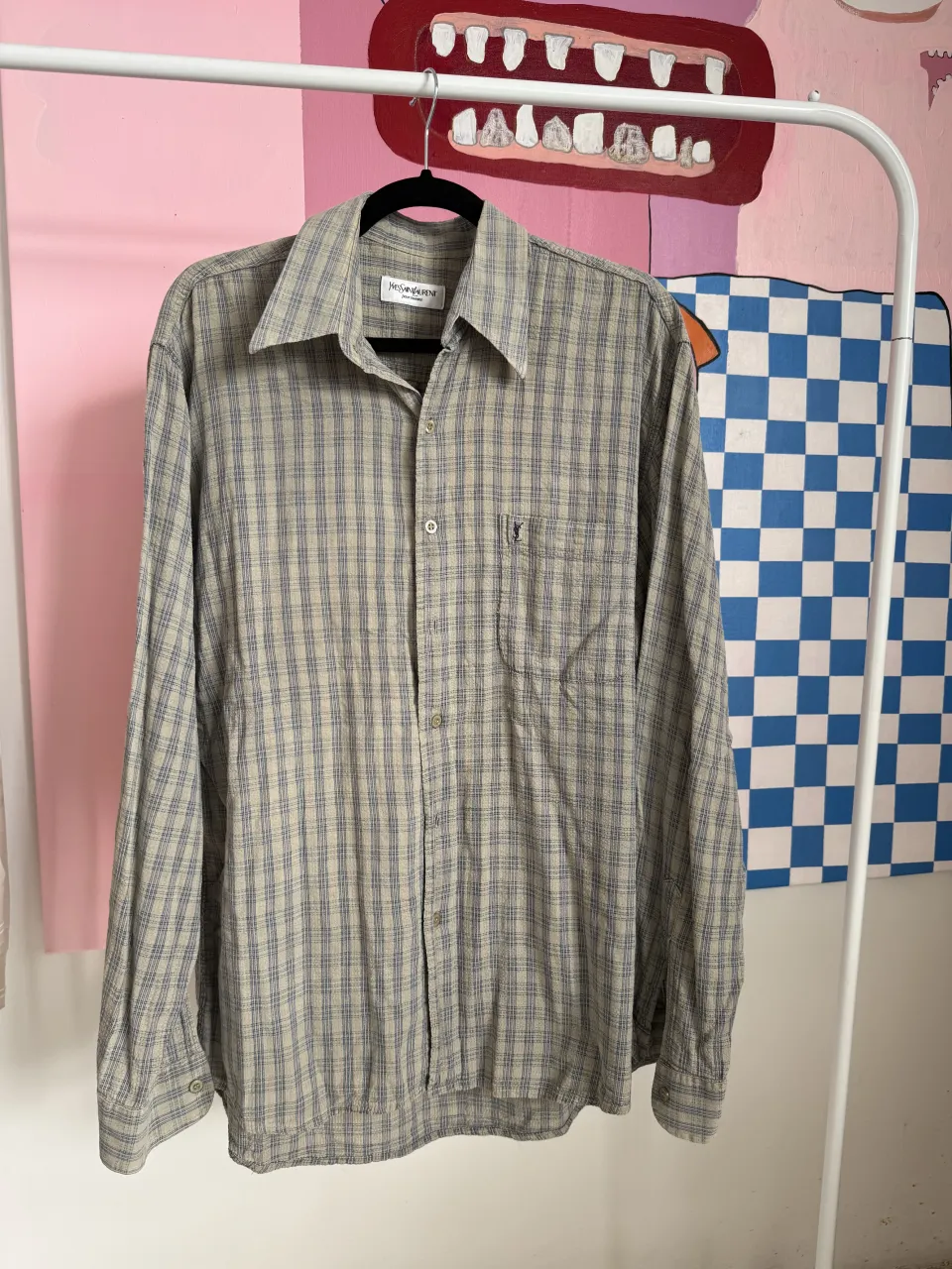 Camisa YSL  a cuadros de manga larga con cuello y bolsillo en el frente. Posee botones en el frente y en los puños. Talle L