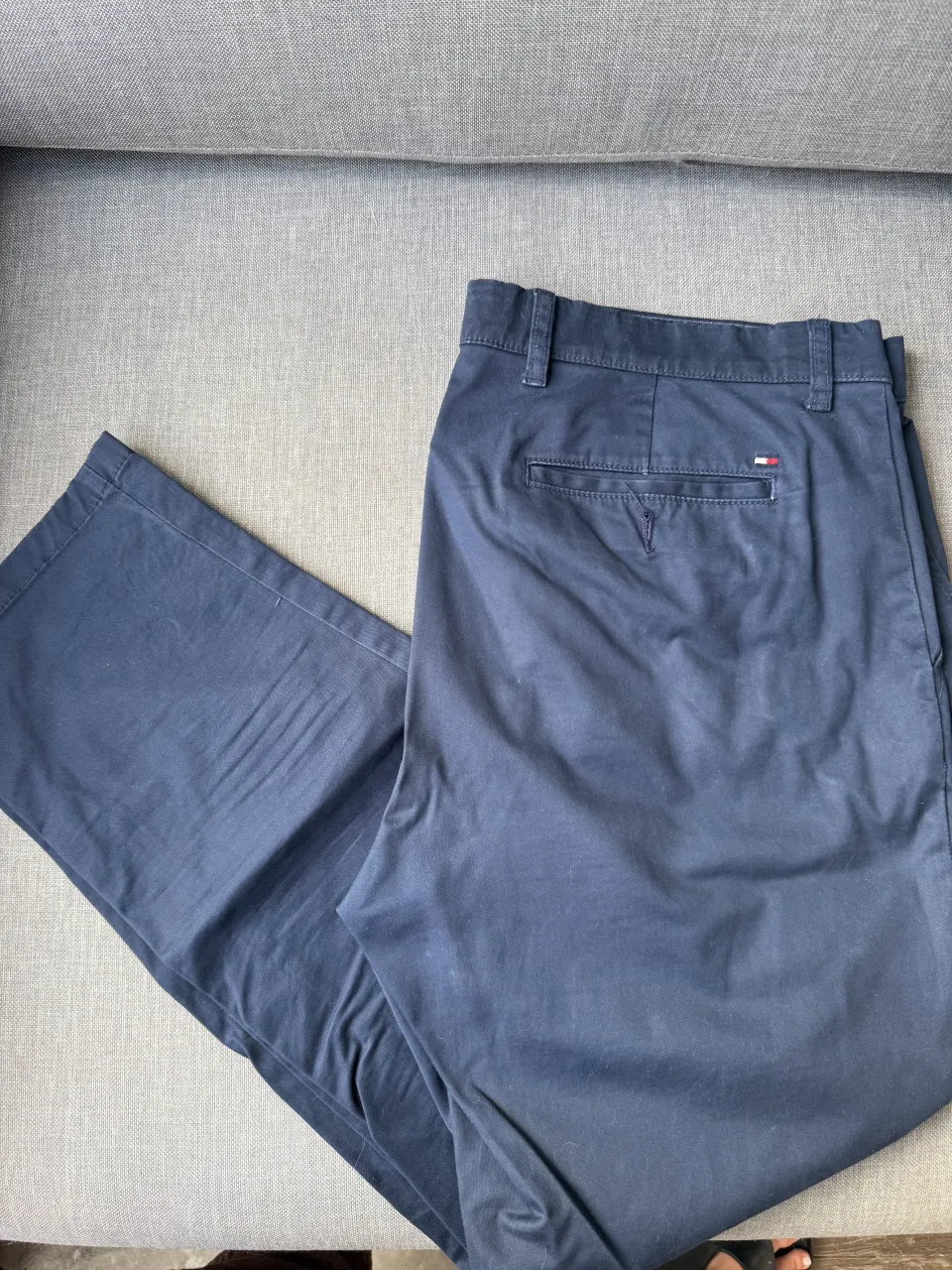 Pantalón de vestir azul marino con detalles de costura y bolsillos traseros. Posee etiqueta de marca visible en la parte trasera. 36/30