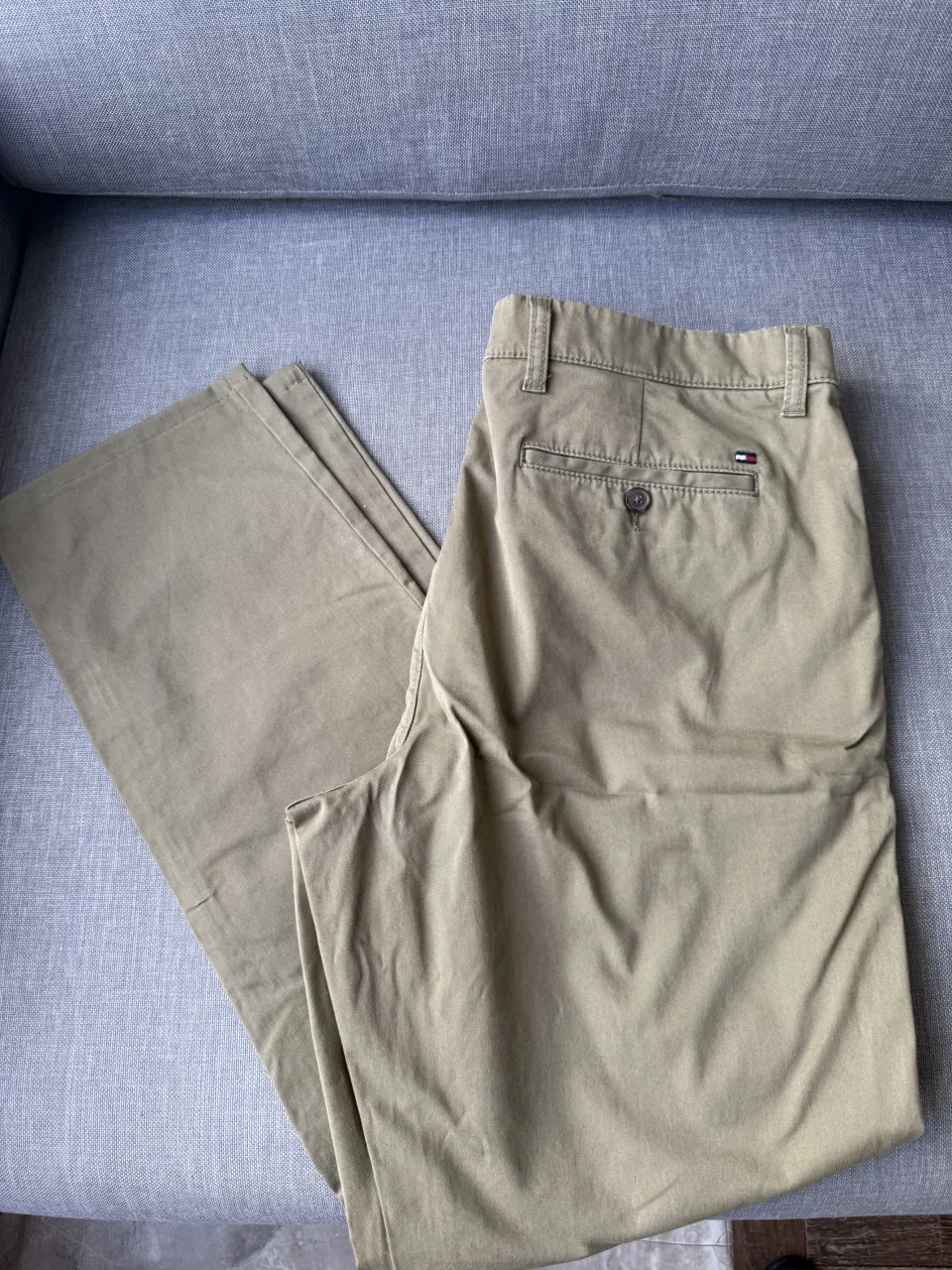 Pantalón de gabardina color verde militar. Posee dos bolsillos delanteros y uno trasero con botón. 36/34
