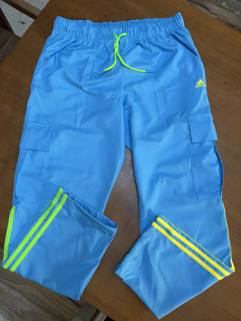 Pantalón cargo deportivo azul Adidas con detalles en amarillo. Ideal para actividades al aire libre o un look casual y cómodo. talle M