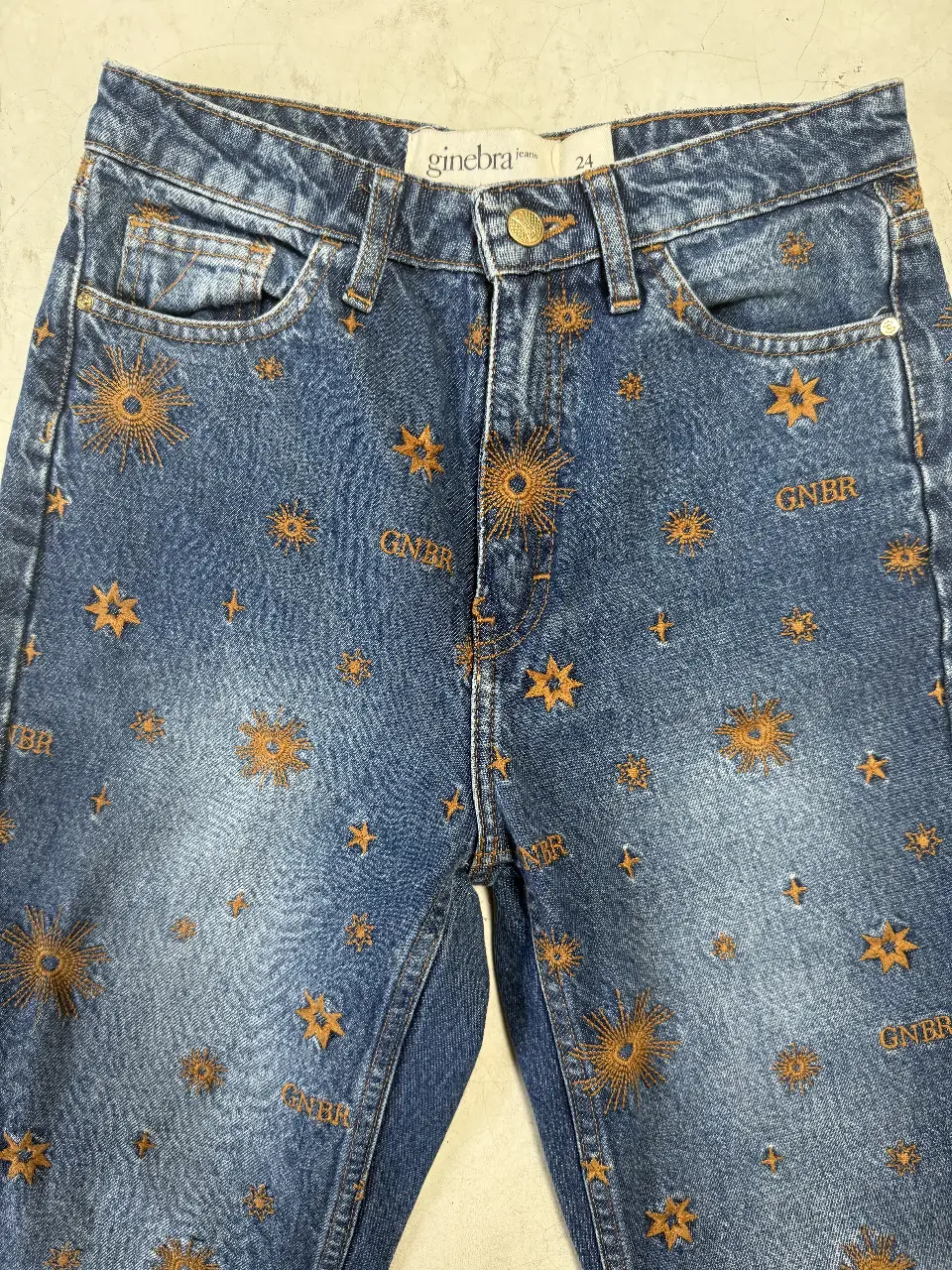 Jeans Ginebra talle 24 de mujer, tiro medio, con bordados de estrellas en color dorado. Un clásico con un toque de diseño único. SALE