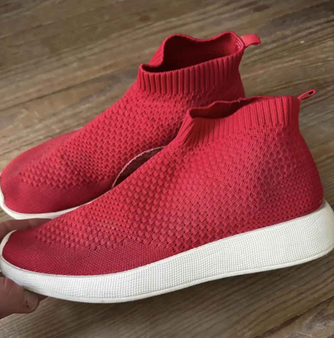 Zapatillas Zara impecables rojas de tela tipo media con suela blanca. Ideales para un look casual y moderno. talle 38