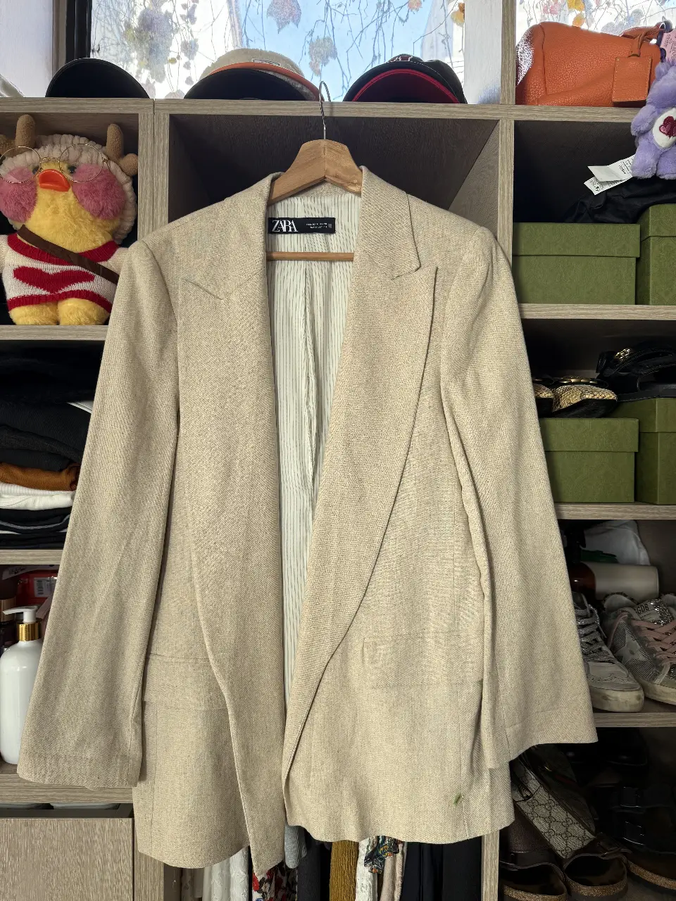 Blazer de lino 50% color crudo de la marca Zara, talle M. Ideal para un look elegante y versátil.
