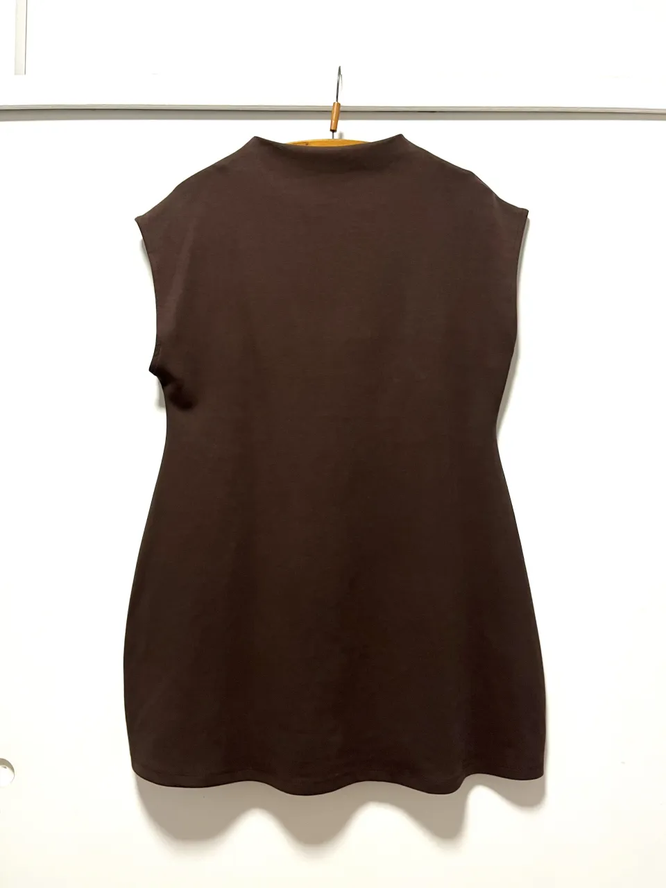 Vestido marrón de cuello alto y sin mangas - sin uso 