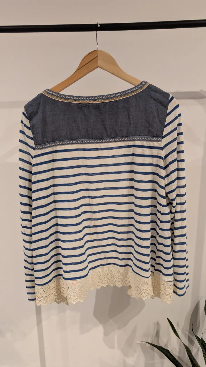 Remera Little yellow button - Vista 2