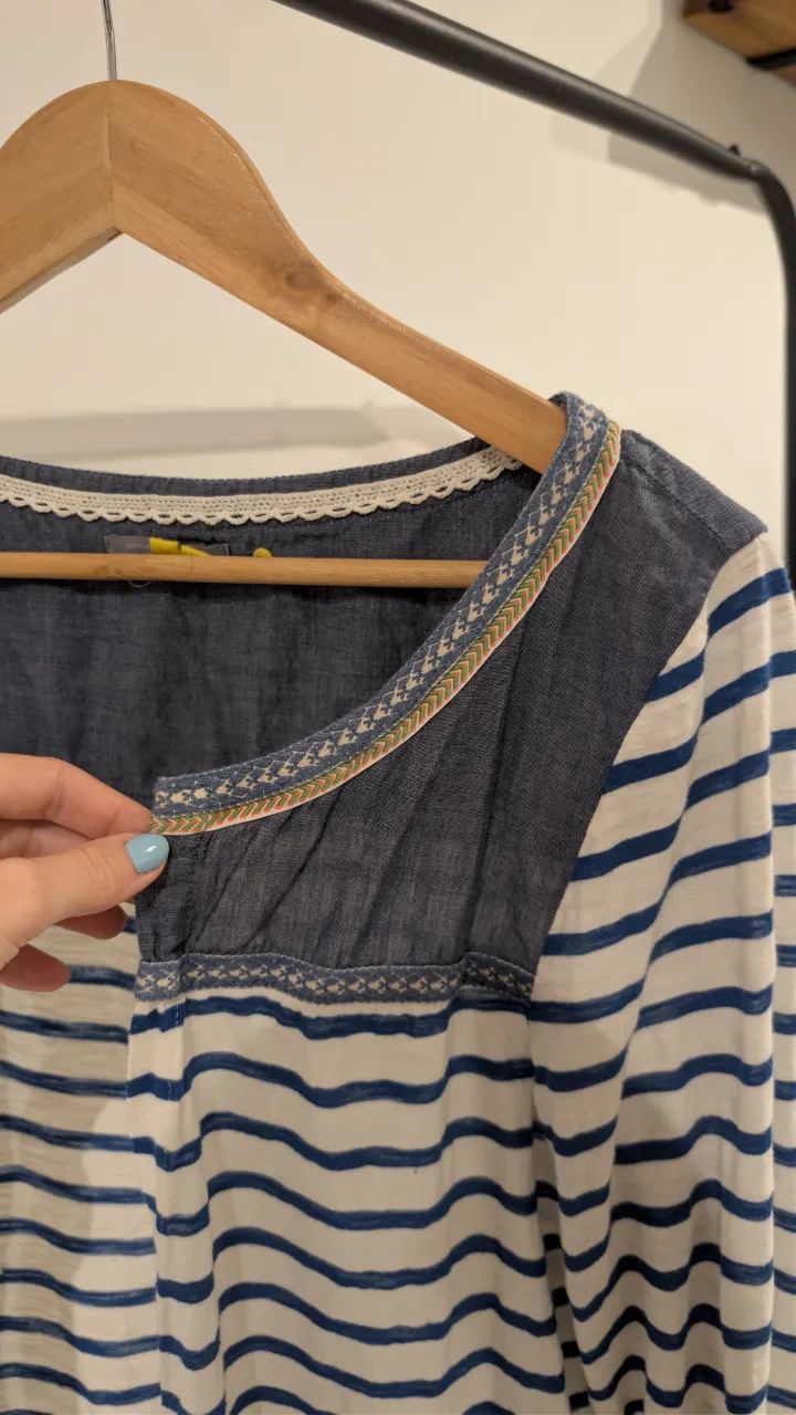 Remera Little yellow button - Vista 3