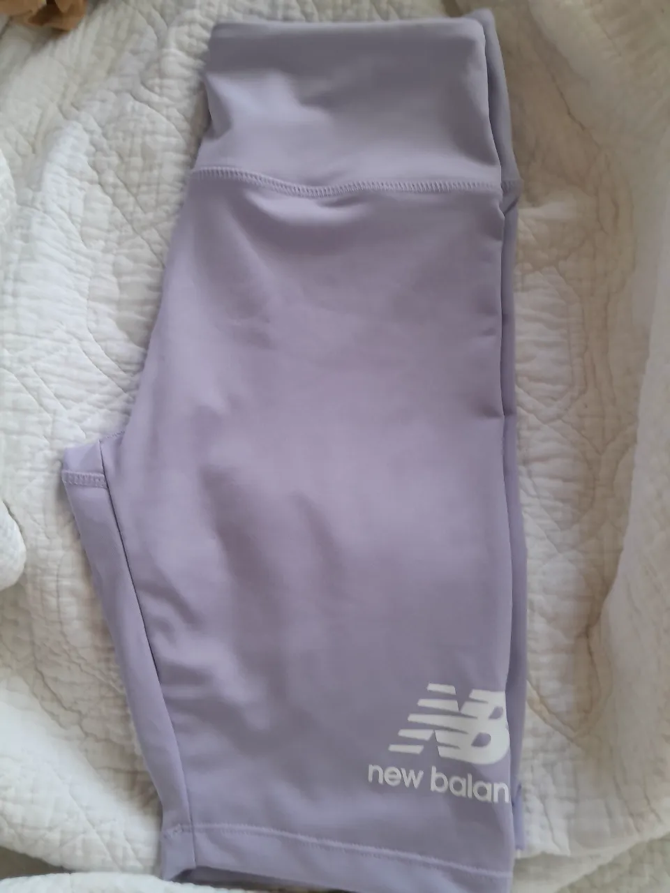 Shorts de ciclista súper cómodos y versátiles, ideales para entrenar o para un look casual. De tiro alto y tela suave, se adaptan perfecto al cuerpo. Vienen en un hermoso color lila pastel y tienen el logo de la marca en un lateral. talle S va para un m tambien