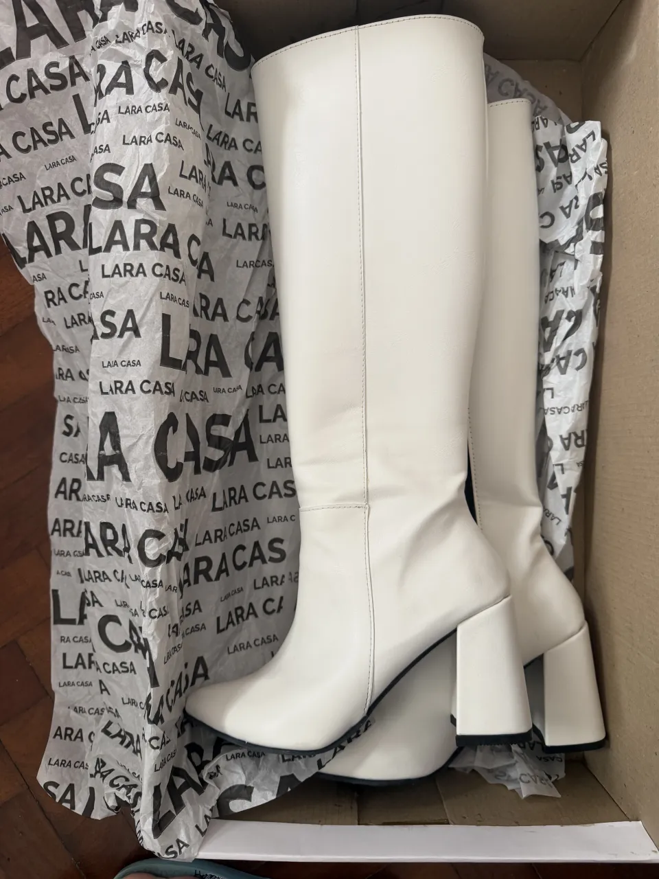 Botas Lara casa blancas de caña alta. 1 usos ! perfecto estado. Son chicas ! por eso puse que son para un talle 5 ! (las entrego con su caja y papel protector 🤍) precio ganga en comparación a la marca 