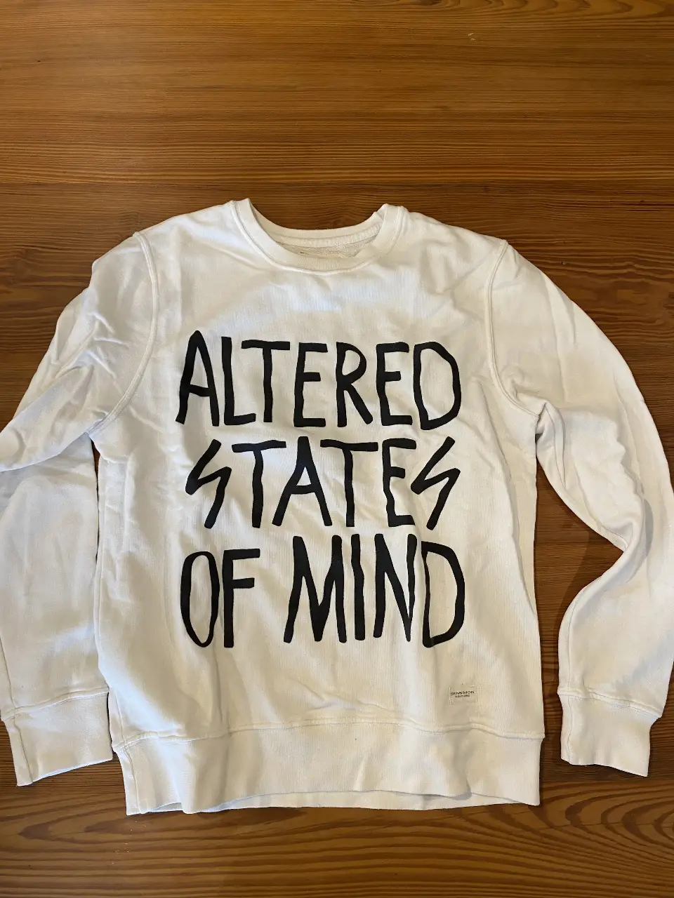 Buzo de cuello redondo blanco con estampado "ALTERED STATES OF MIND". Marca BENSIMON, talle S. Hecho en Argentina.