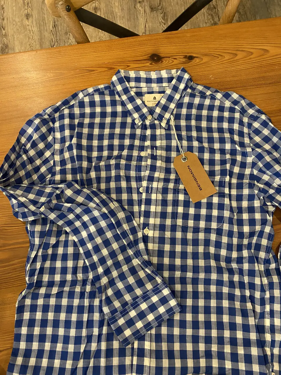 Camisa a cuadros azul y blanca para hombre, de la marca Bensimon. Ideal para un look casual y fresco.