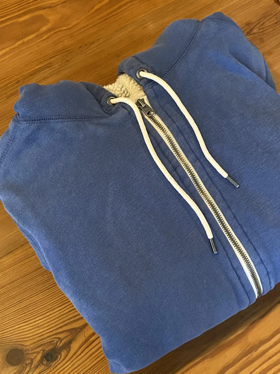 Buzo con cierre azul de hombre, con capucha y forro de sherpa. Marca Abercrombie & Fitch, talle M.